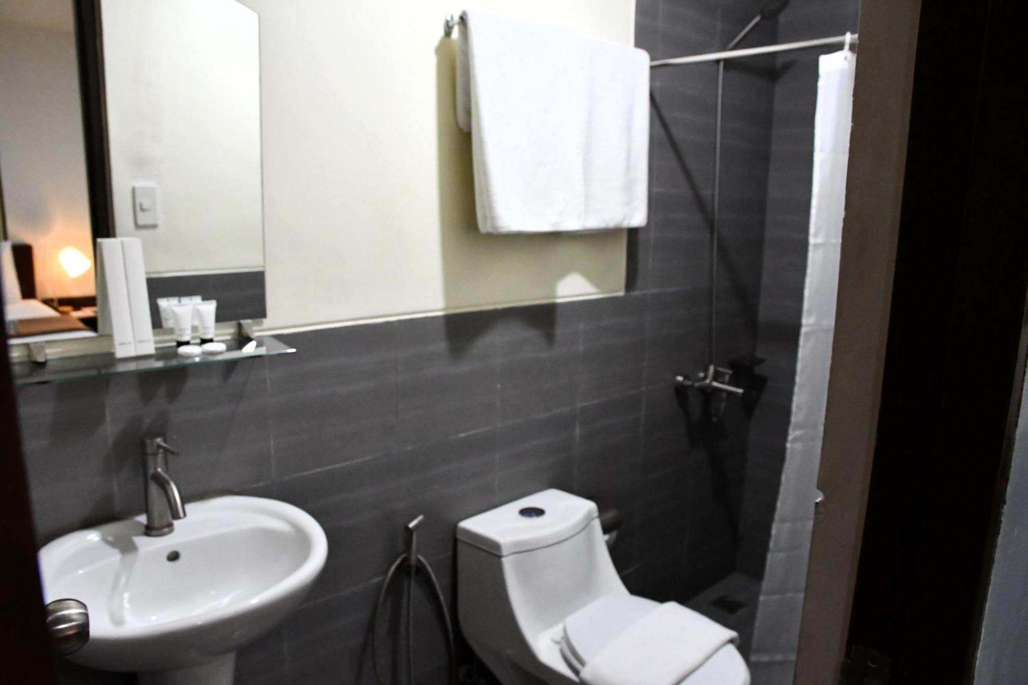 Arzo Hotel Makati Makati City Bagian luar foto