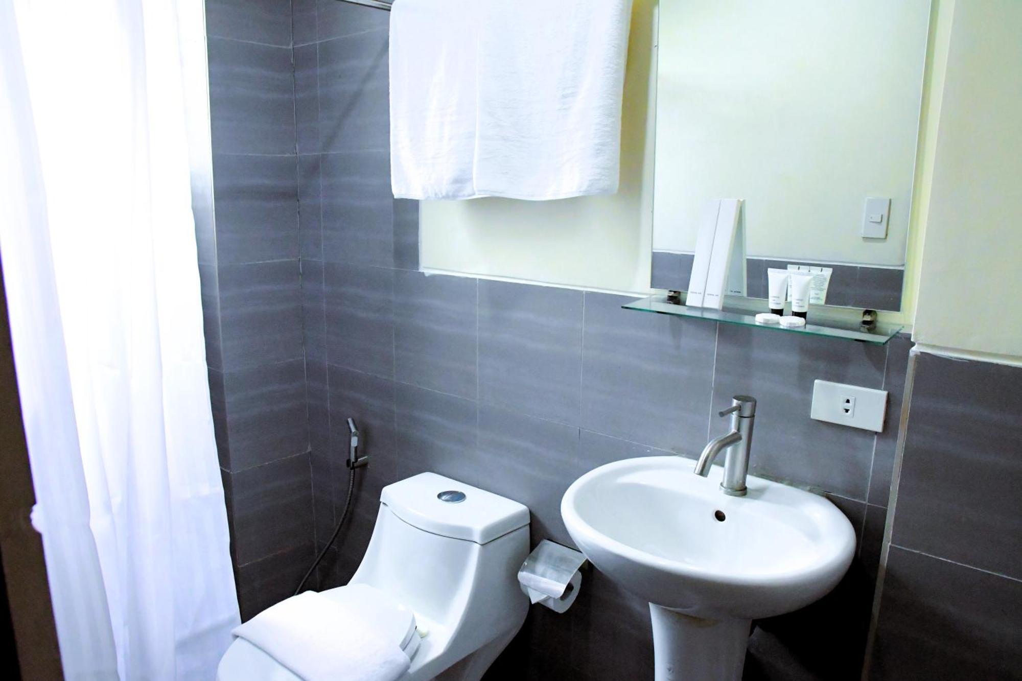 Arzo Hotel Makati Makati City Bagian luar foto